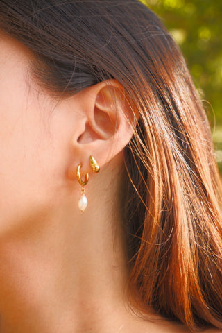Sinta Pearl Huggies in Gold