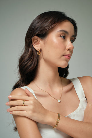 Knotted Earrings in Gold